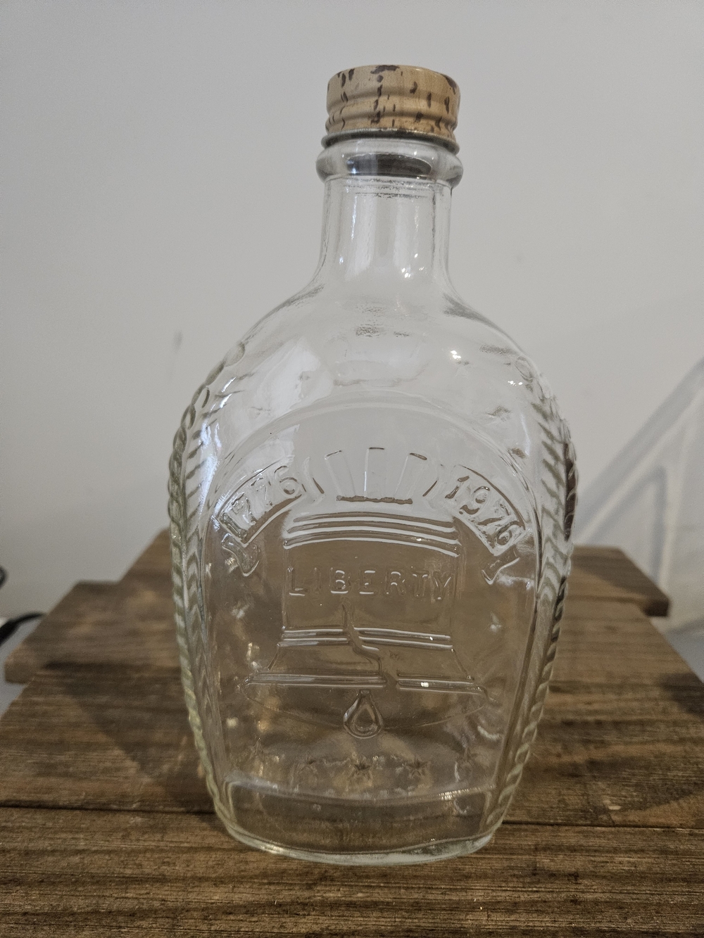 Vintage 1776–1976 Bicentennial Log Cabin syrup glass bottle feat. Liberty Bell
